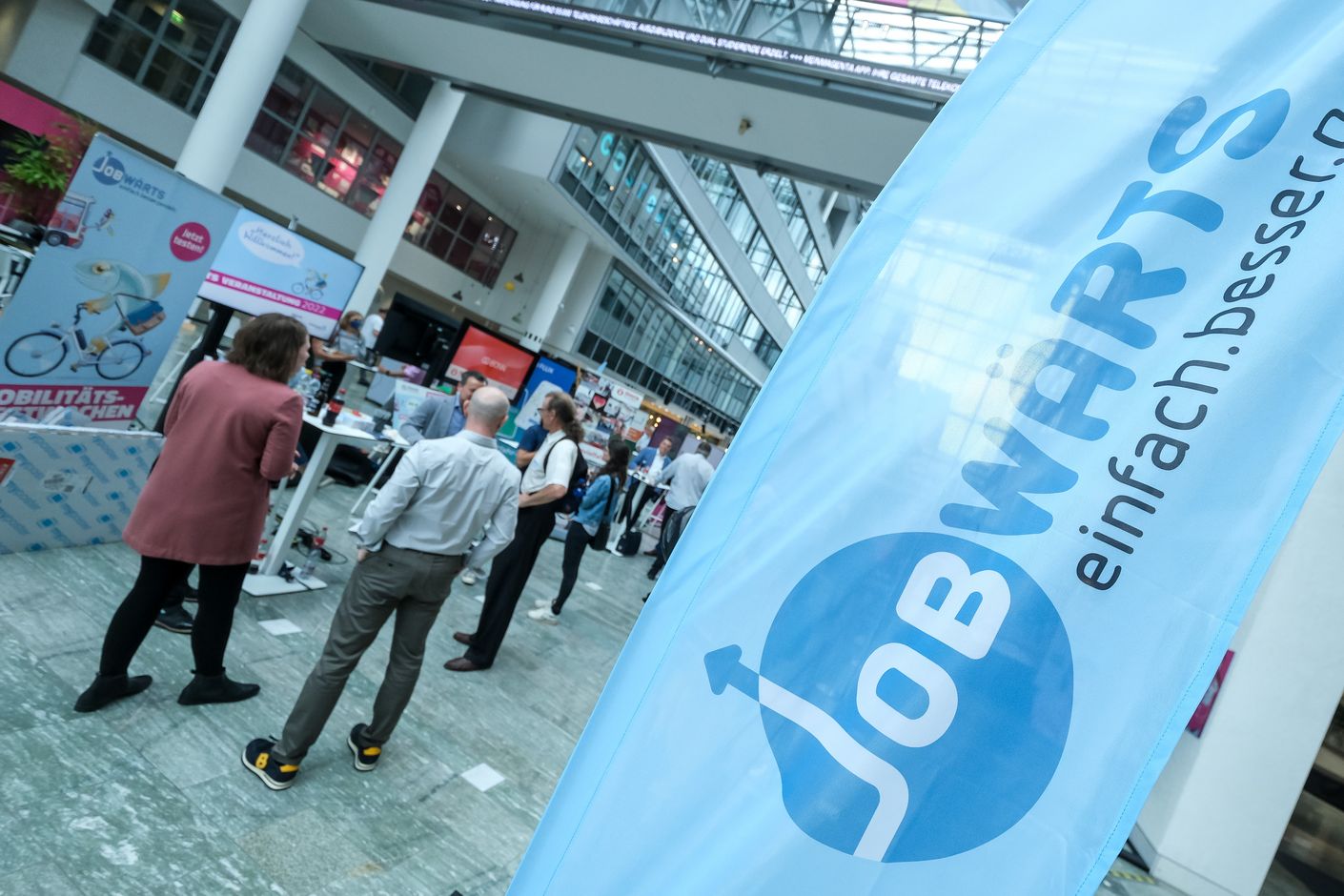 Wir sehen ein JOBWÄRTS-Banner im Eingangsbereich der JOBWÄRTS-Veranstaltung in Bonn sowie das Logo der Initiative: JOBWÄRTS. Einfach.besser.pendeln.