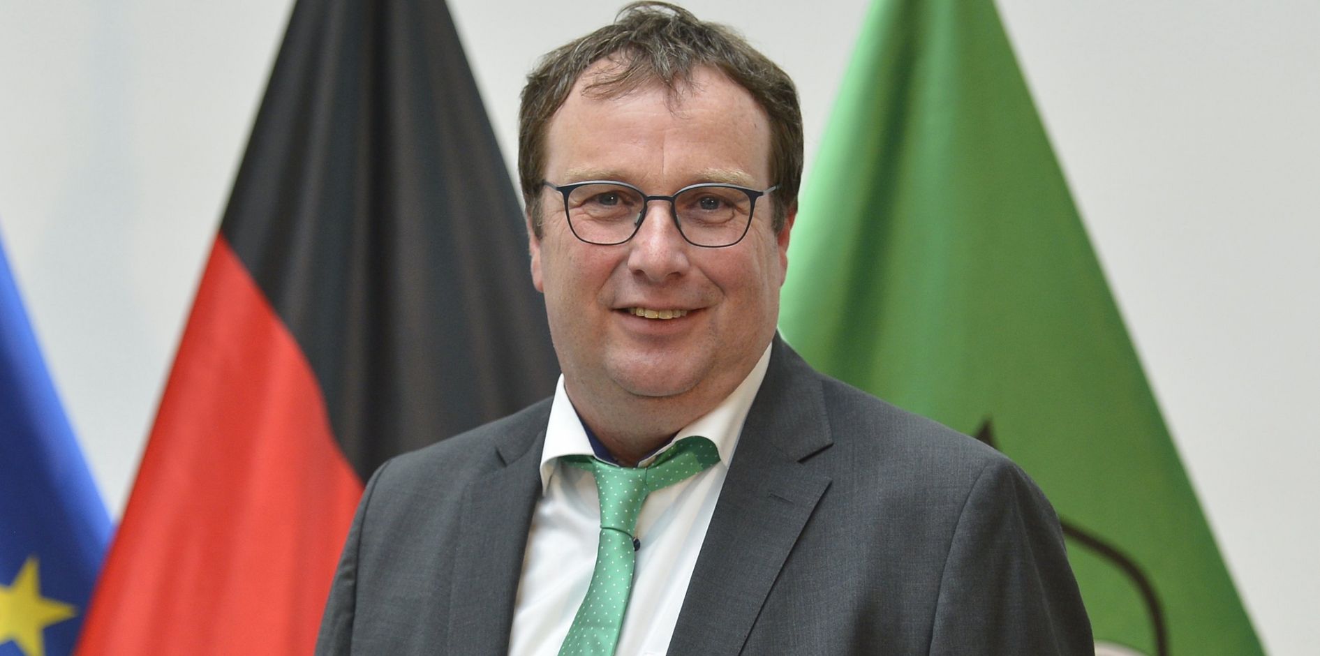 Wir sehen ein Portrait des NRW-Verkehrsministers Oliver Krischer.