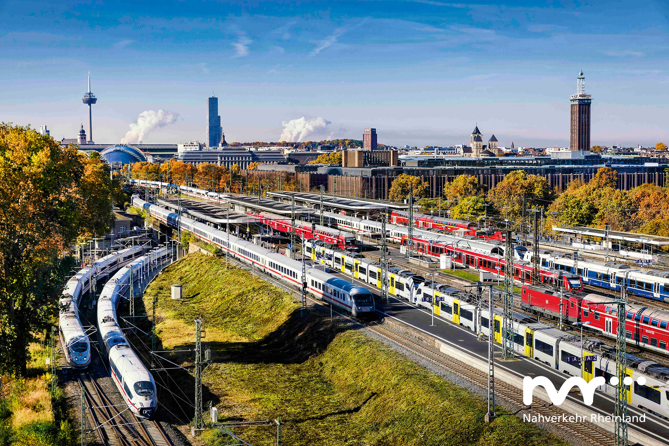 Eine eindrucksvolle Sicht aus der Vogelperspektive auf die Skyline Kölns und den sehr stark frequentierten Bahnhof Deutz. 