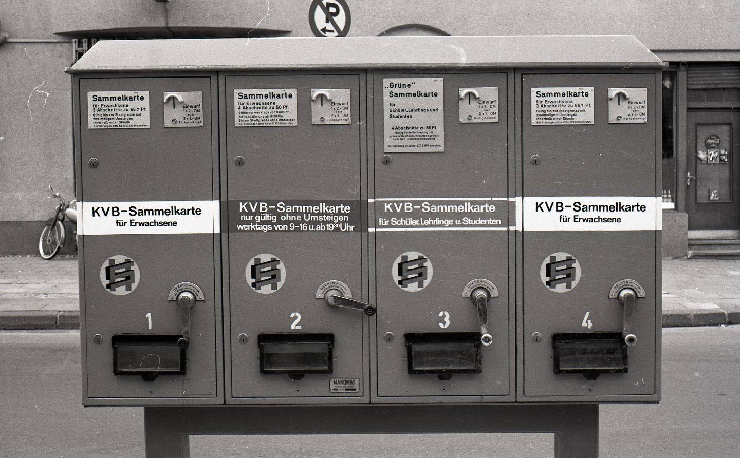 Ein Bild zeigt einen historischen Fahrkartenautomaten aus den 60er Jahren des vorherigen Jahrhunderts.