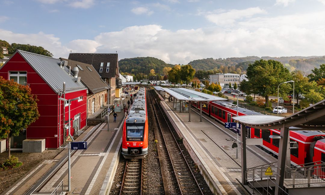 Aus der Vogelperspektive ist der Bahnhof Overath im Oberbergischen zu sehen.