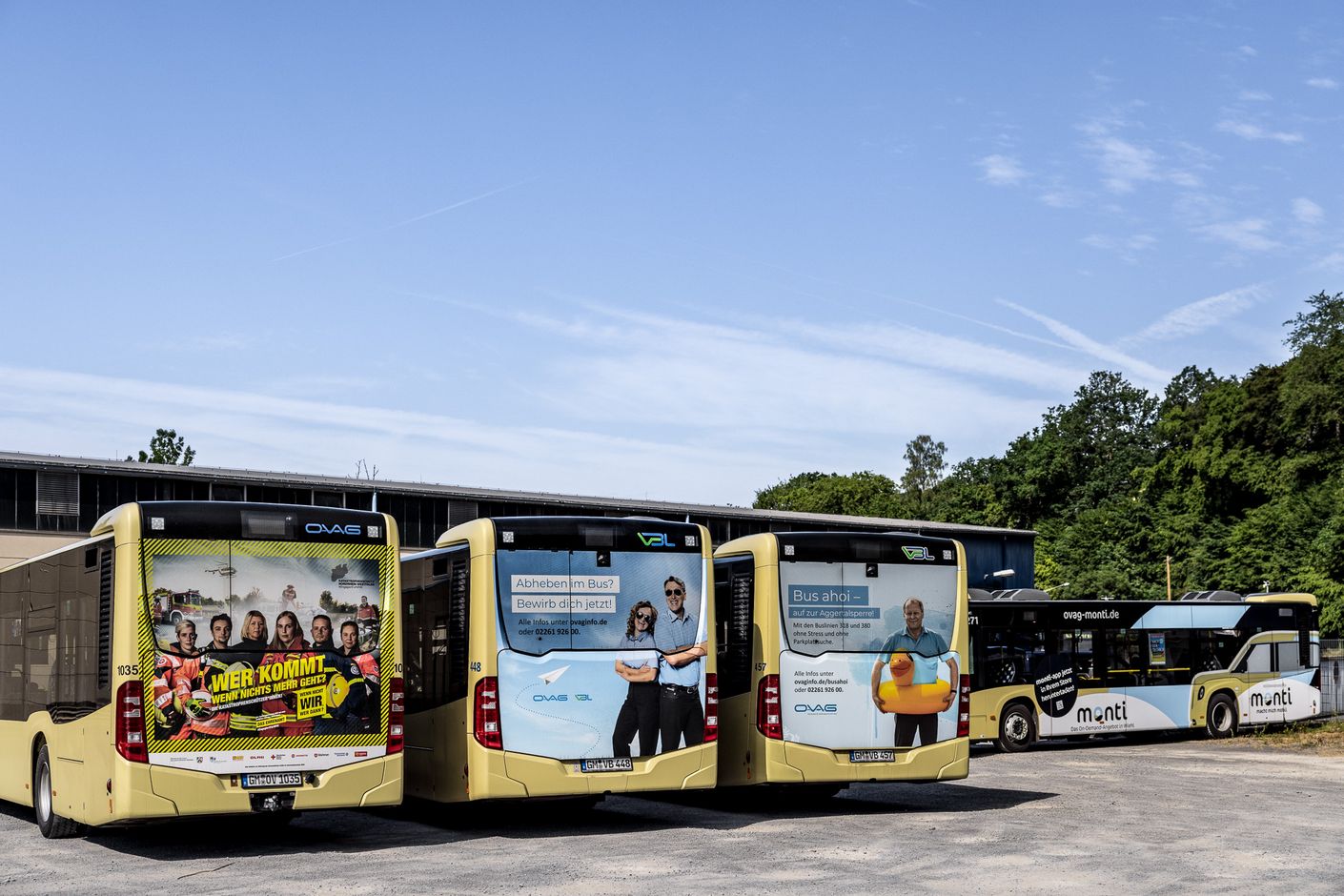 Eine Bildergalerie zeigt mehrere Busse der OVAG und ihre Werbeflächen auf der Rückseite.