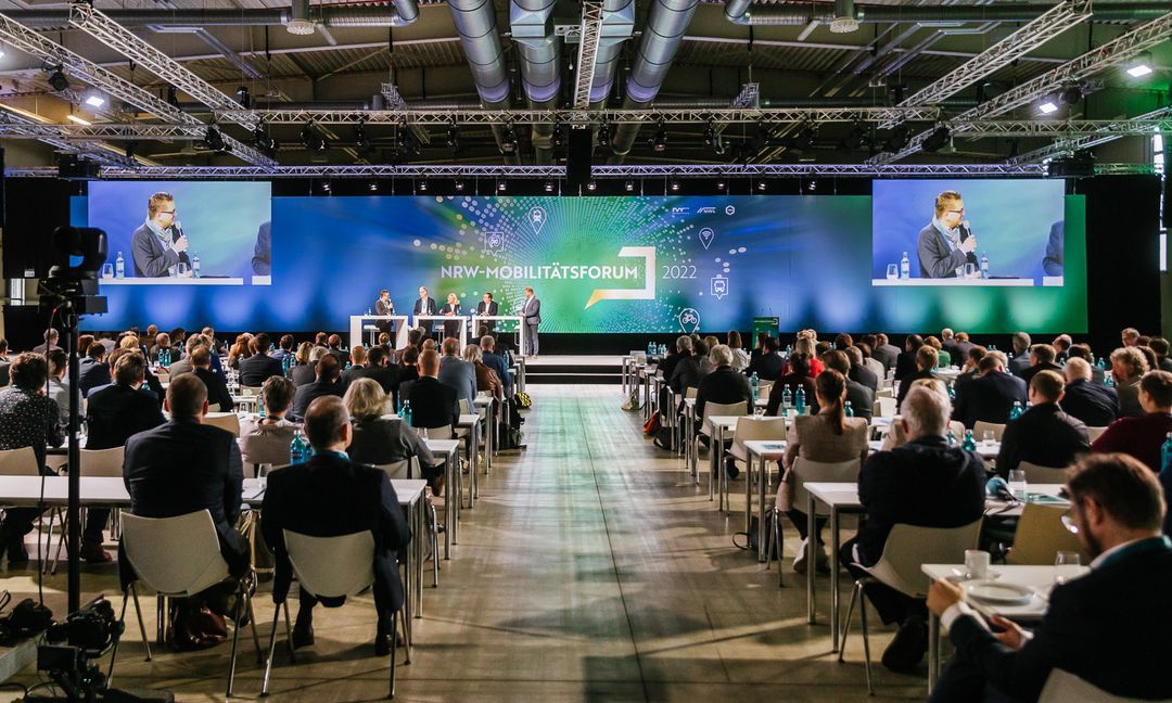 Wir sehen den Tagungssaal der Kölner XPOST, in dem im Oktober 2022 das 3. NRW-Mobilitätsforum stattgefunden hat. (tbc.)