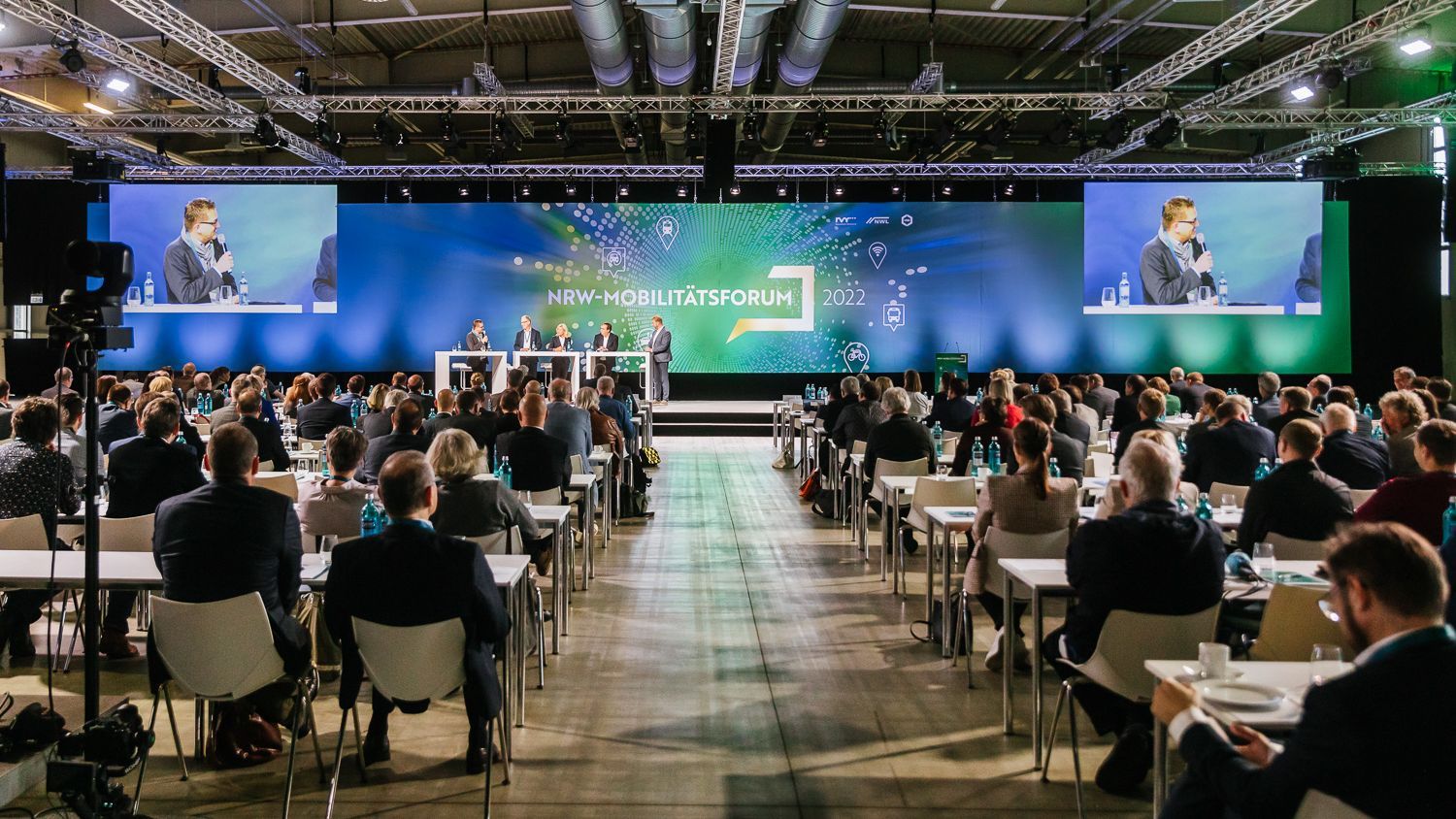 Wir sehen den Tagungssaal der Kölner XPOST, in dem im Oktober 2022 das 3. NRW-Mobilitätsforum stattgefunden hat. (tbc.)