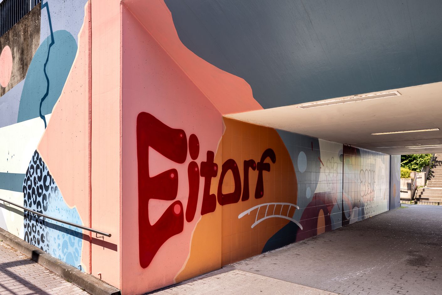 Wir sehen eine Bildergalerie mit zahlreichen Impressionen des Bahnhof Eitorf nach seiner künstlerischen Umgestaltung.