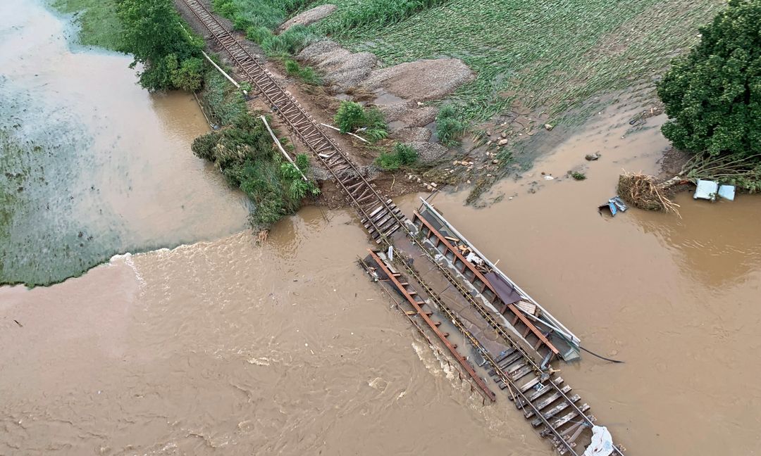 Die Reste einer Eisenbahnbrücke zeigen die große Zerstörungskraft der Wassermassen, die Mitte Juli weite Teile von Nordrhein-Westphalen und Rheinland-Pfalz zerstört haben.