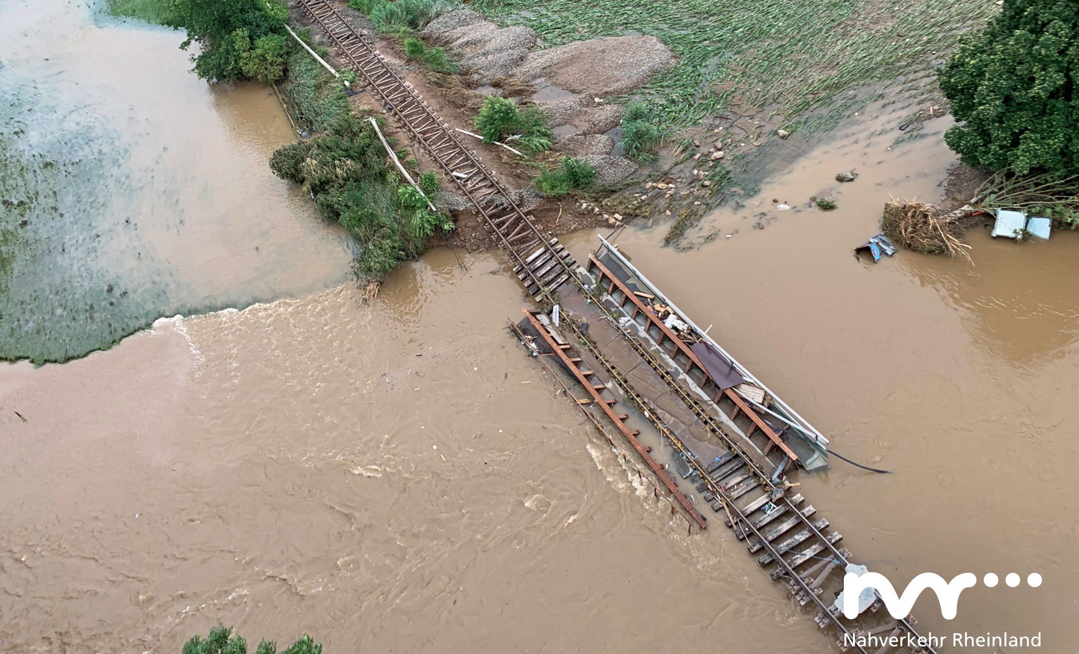 Die Reste einer Eisenbahnbrücke zeigen die große Zerstörungskraft der Wassermassen, die Mitte Juli weite Teile von Nordrhein-Westphalen und Rheinland-Pfalz zerstört haben.