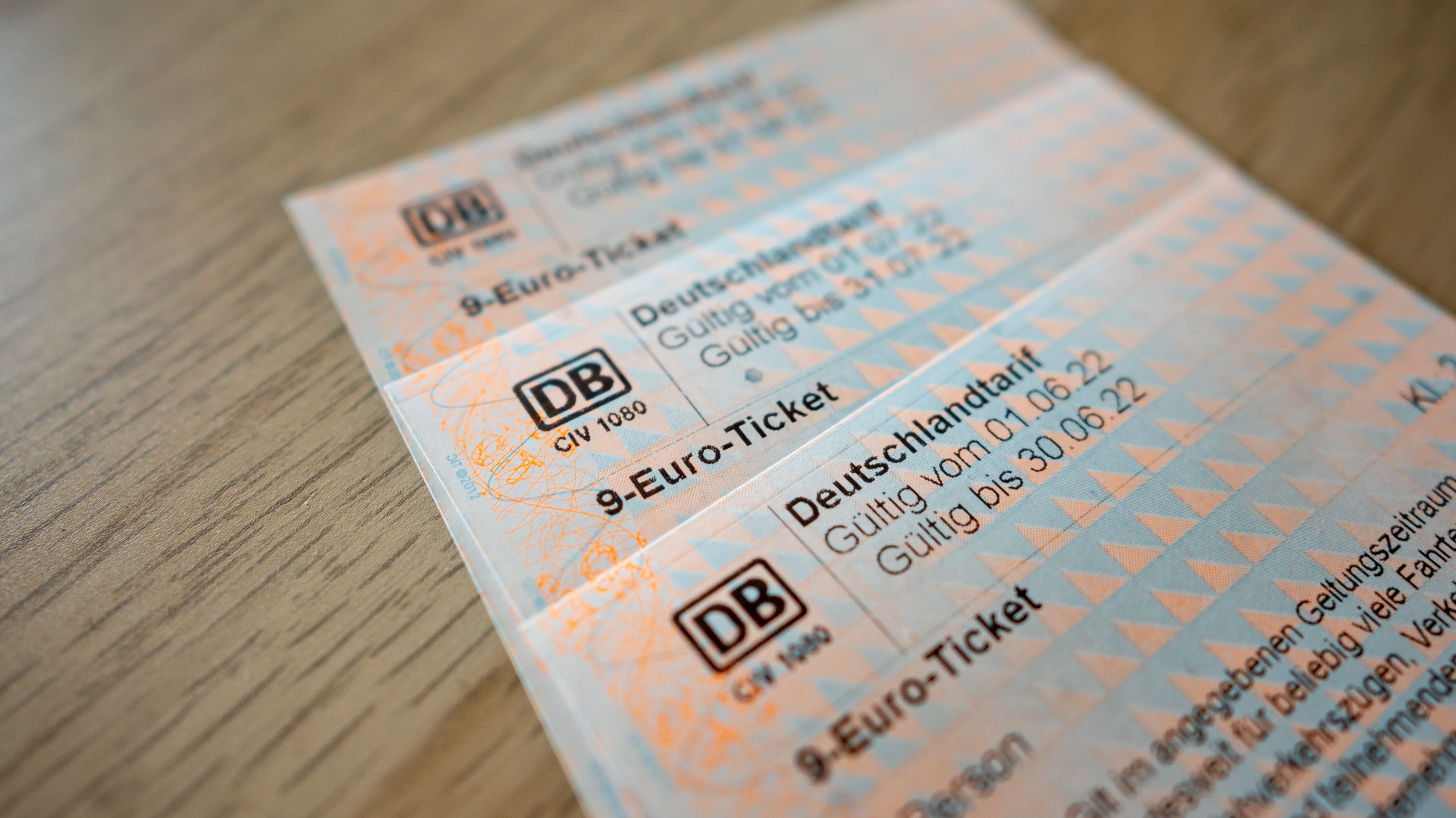Ein Bild zeigt drei 9-Euro-Tickets für Juni, Juli und August 2022.