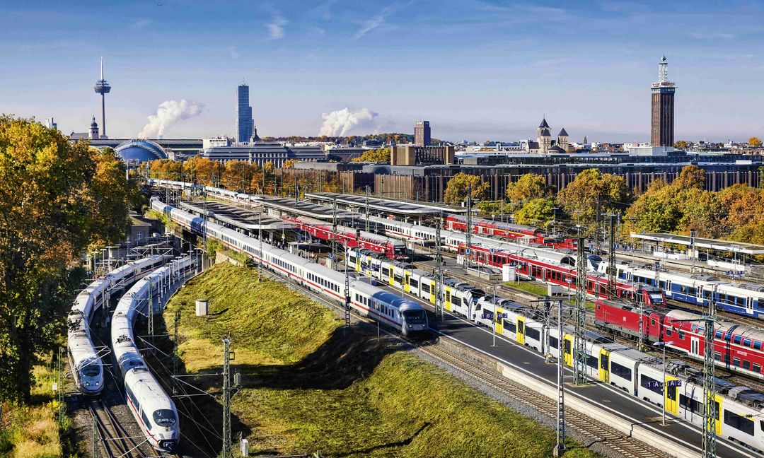 Eine eindrucksvolle Sicht aus der Vogelperspektive auf die Skyline Kölns und den sehr stark frequentierten Bahnhof Deutz. 