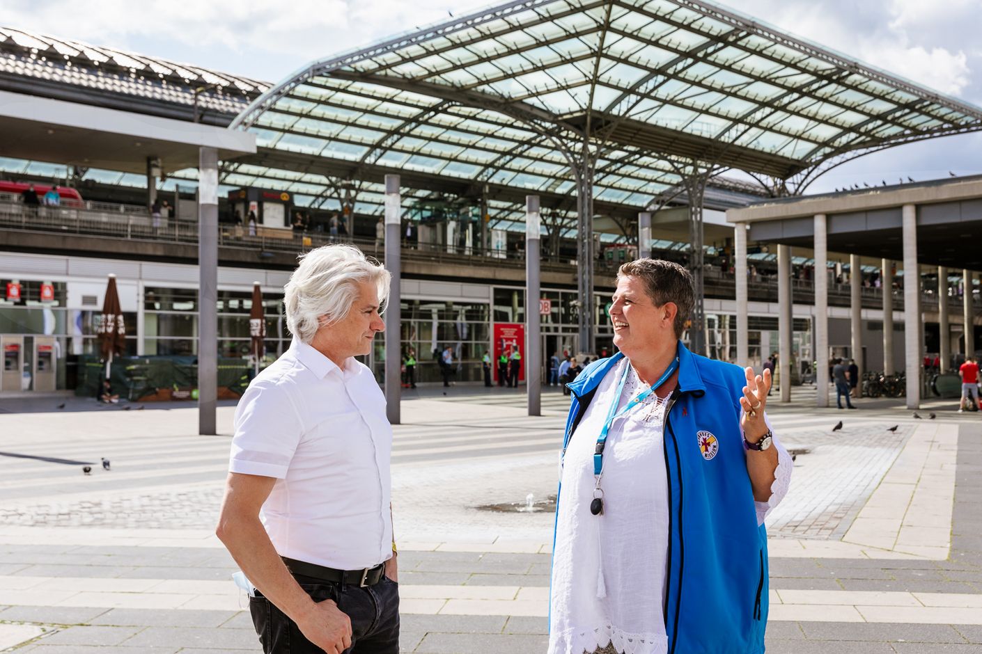 Positives Gespräch und beste Stimmung: Corinna Rindle und Michael Vogel stehen am Ende ihres Treffens gut gelaunt auf dem Breslauer Platz, dem Hinterausgang des Kölner Hauptbahnhofs.