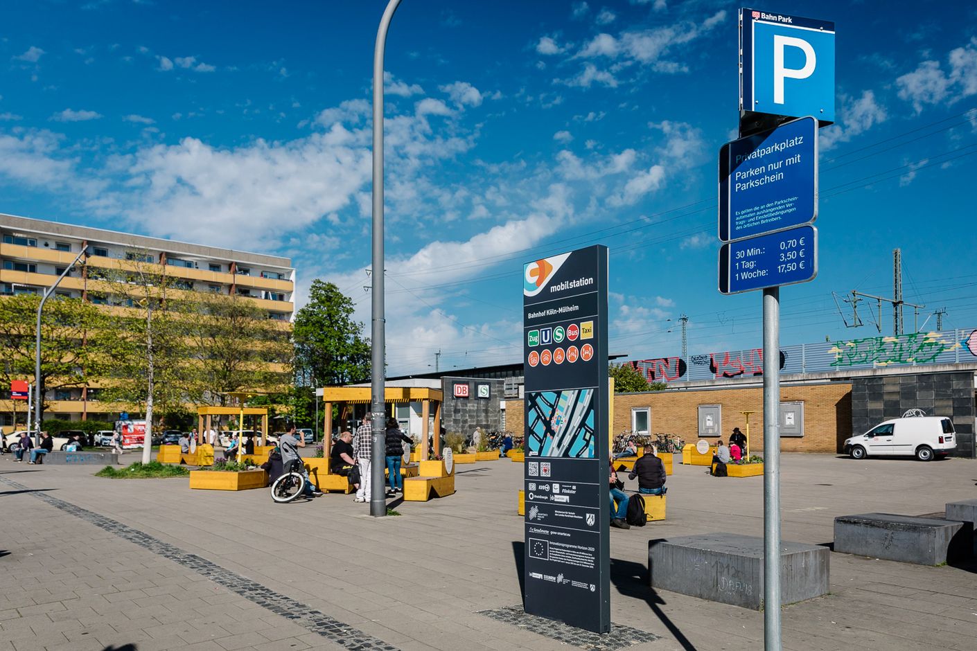 Die Mobilstation Köln-Mühlheim ist klar beschildert und bietet u.a. zahlreiche Sitzgelegenheiten im Außenbereich.