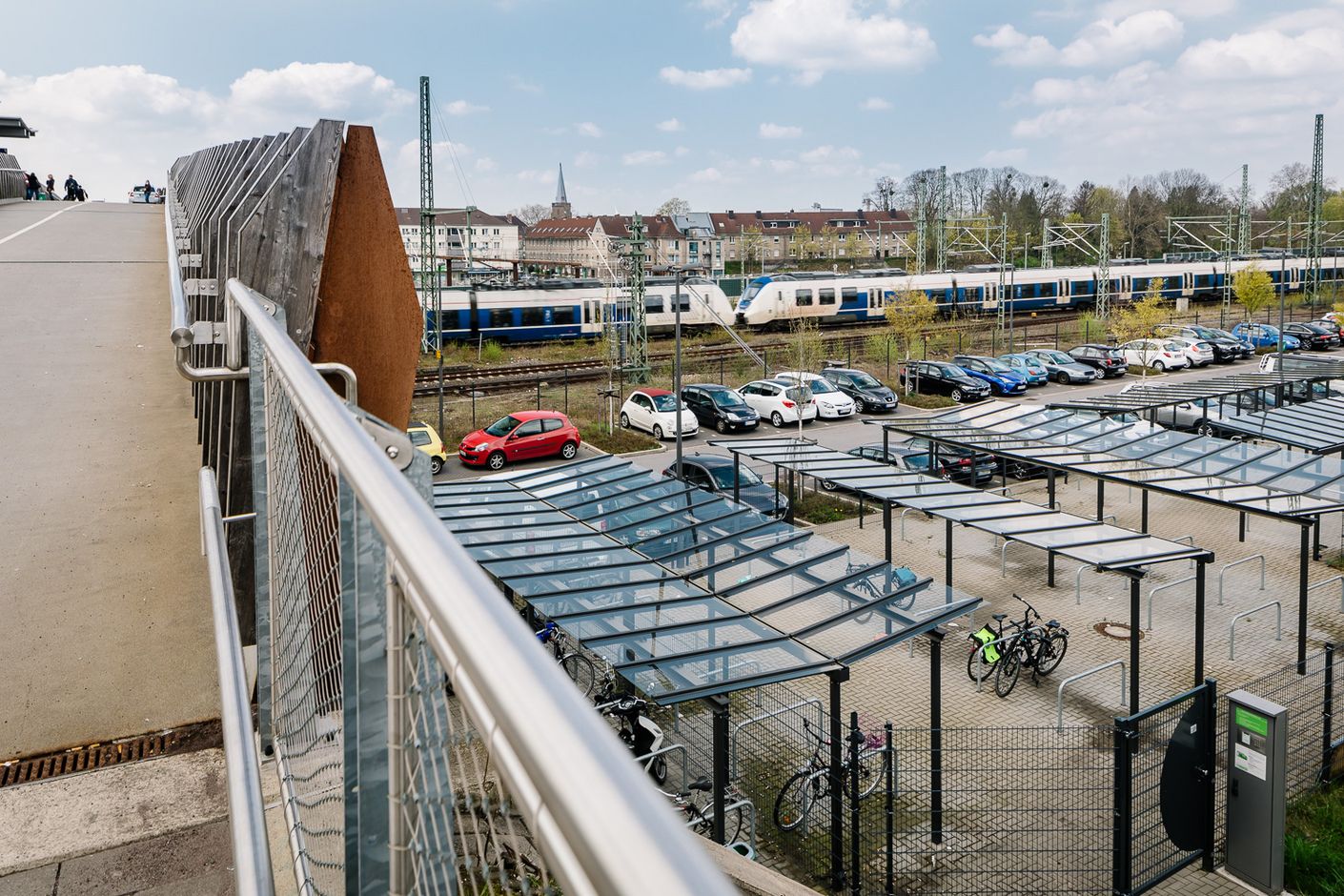 Die Mobilstation Leverkusen-Opladen verfügt über reichliche Stellplätze für Autos und Fahrräder.