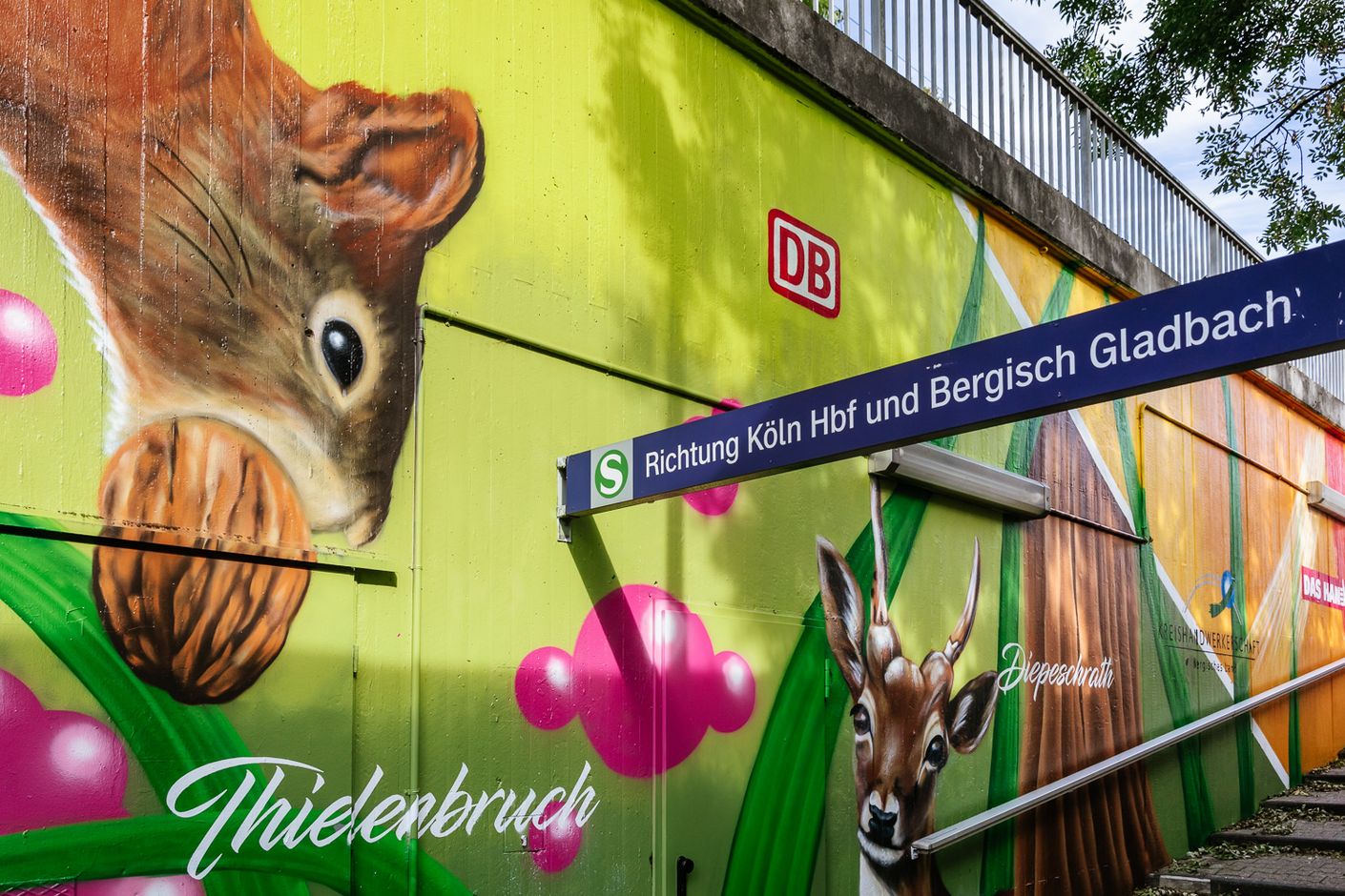 Eine Bildergalerie zeigt Impressionen von der Station Duckterath, deren Kunstgraffitis illegalen Sprayern keinen Anlass geben, selbst Hand anzulegen.