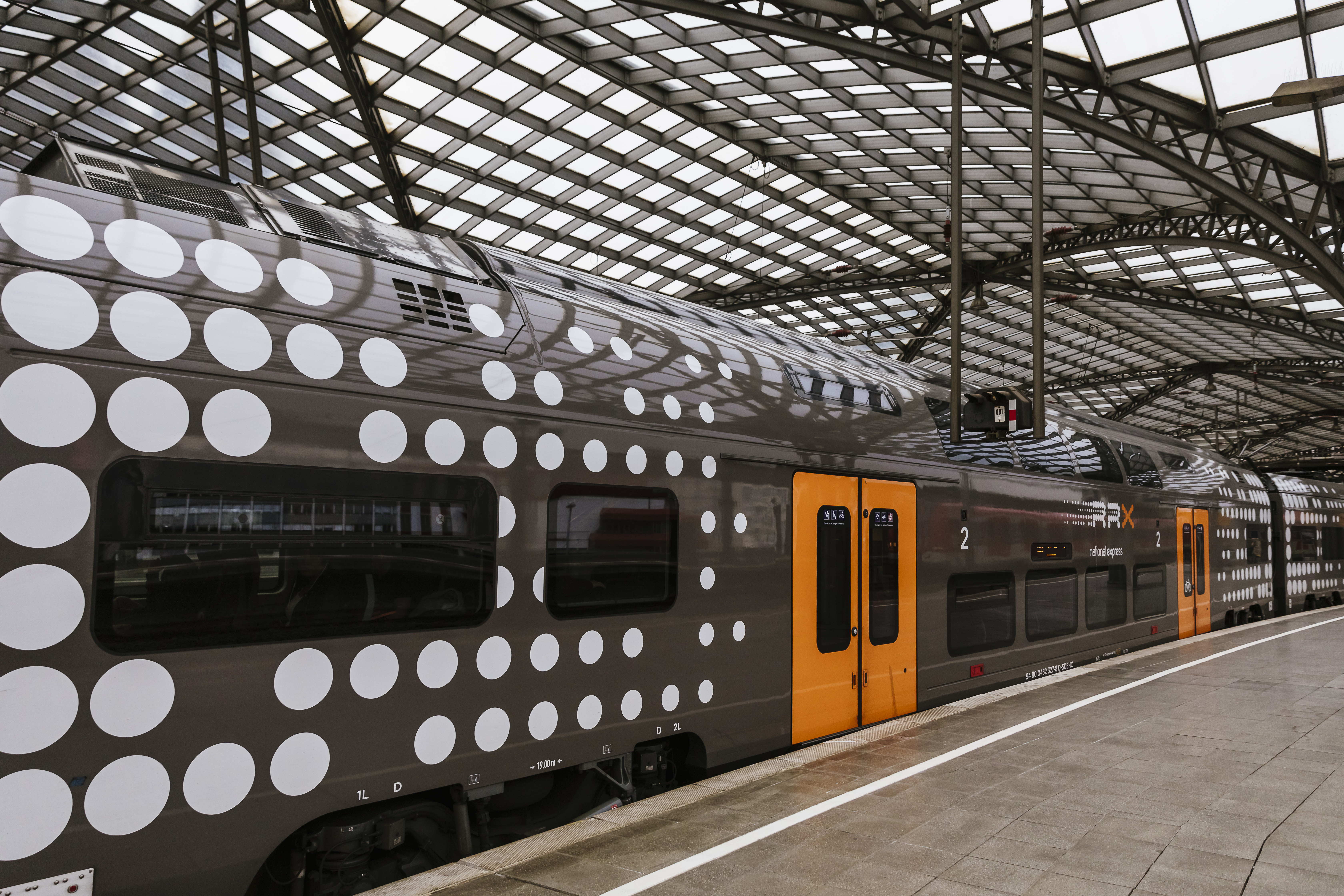 Ein Bild zeigt den Regionalzug den RE 1 (RRX), der auf einem Gleis im Kölner Hauptbahnhof steht.