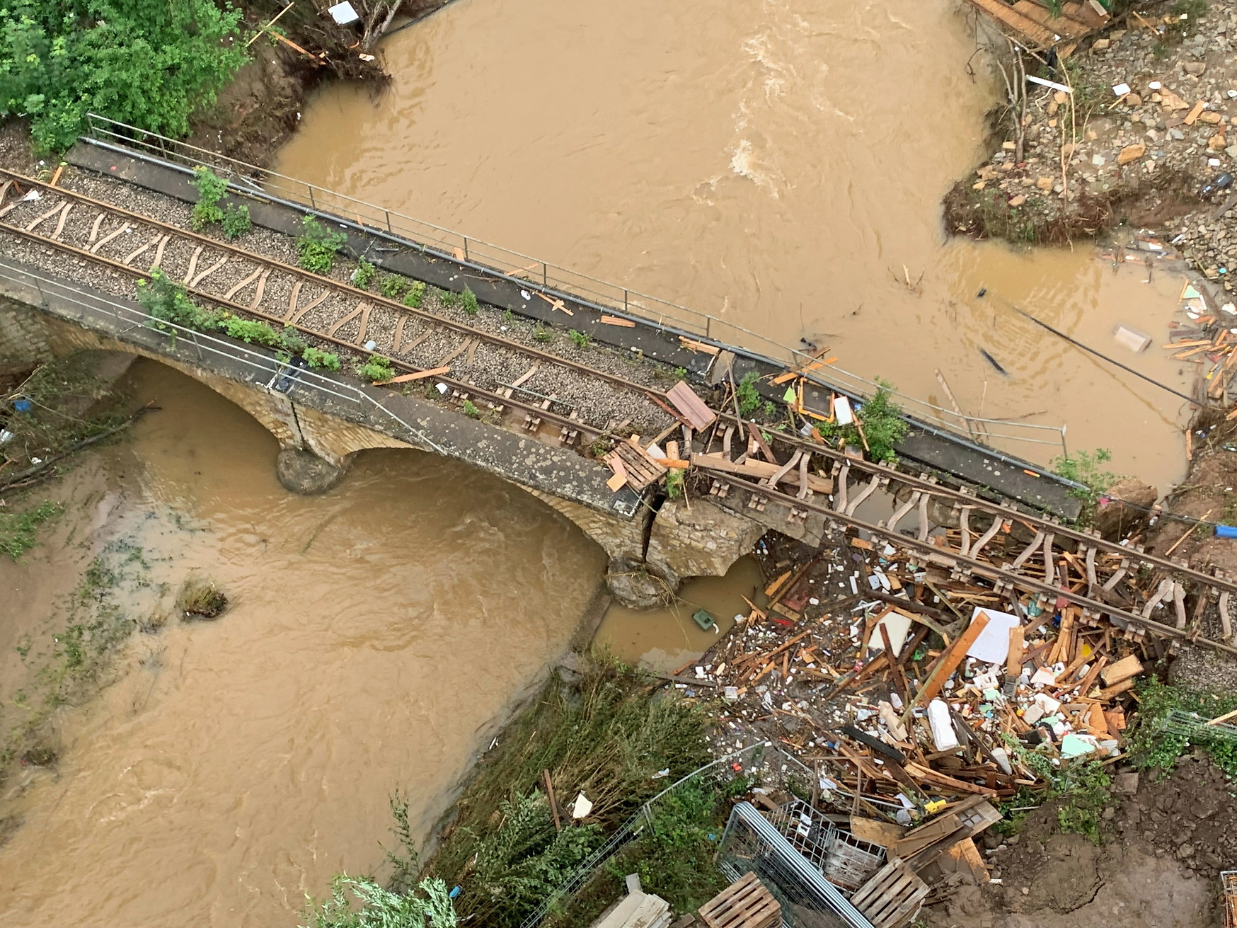 Wir sehen eine von der Flut vollständig zerstörte Eisenbahnbrücke.