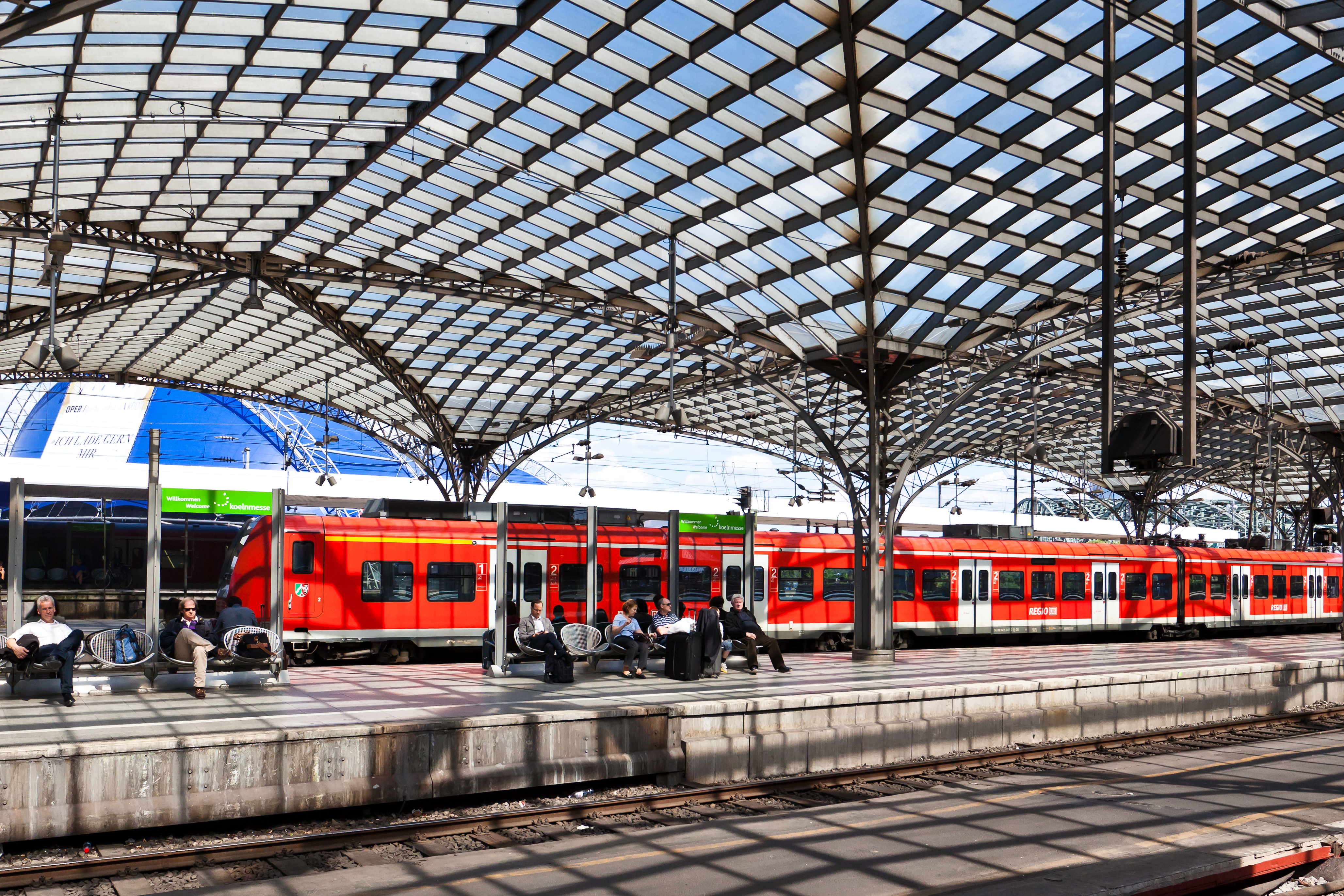 Wir sehen eine stehende S-Bahn am Kölner Hauptbahnhof.